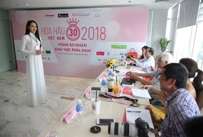 Đo nhân trắc học: Tươi lên, có gì đâu mà sợ! Ban giám khảo thân thiện. Ảnh: Hồng Vĩnh.