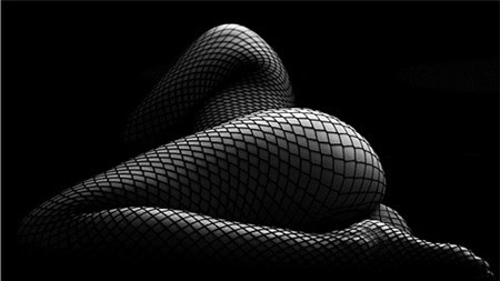 Triển lãm nude Thái Phiên: Hở bạo Ảnh nude trong triển lãm “Miền cổ tích”.