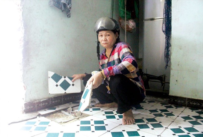 Sống khốn khổ vì dự án treo Nhà cửa xuống cấp trầm trọng, bà Ngô Thị Qua (tổ 22, phường Hòa Hải) vẫn không dám sửa chữa do nằm trong quy hoạch dự án công viên văn hóa lịch sử Ngũ Hành Sơn. Ảnh: Thanh Trần.
