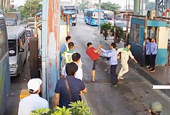 Bộ GTVT báo cáo Thủ tướng vụ trạm BOT Tân Đệ Tài xế tập trung phản đối và đuổi đánh nhân viên trạm BOT Tân Đệ những ngày qua. Ảnh: A.Trọng.