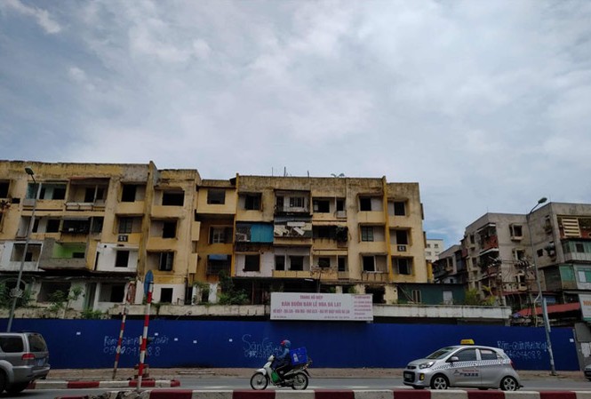 7 năm không cải tạo xong 1 chung cư cũ Phần lớn các hộ dân đã di dời khỏi chung cư cũ 93 Láng Hạ. Ảnh: M.Đ.