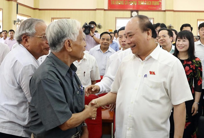 Xử nghiêm hành vi xúi giục, kích động, gây bất ổn xã hội Thủ tướng Nguyễn Xuân Phúc và đoàn đại biểu Quốc hội TP Hải Phòng tiếp xúc cử tri tại huyện Tiên Lãng. Ảnh:TTXVN.