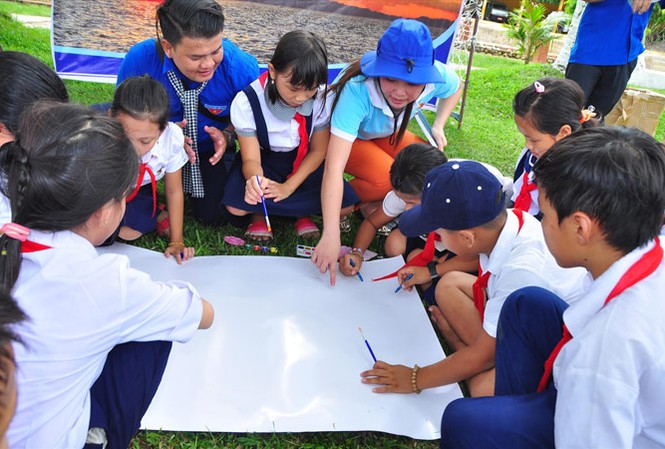 Những đứa con ưu tú của đảo Cô Võ Thị Thu Ngân (đội mũ) đang hướng dẫn học sinh vẽ tranh. Ảnh: Hoà Hội.