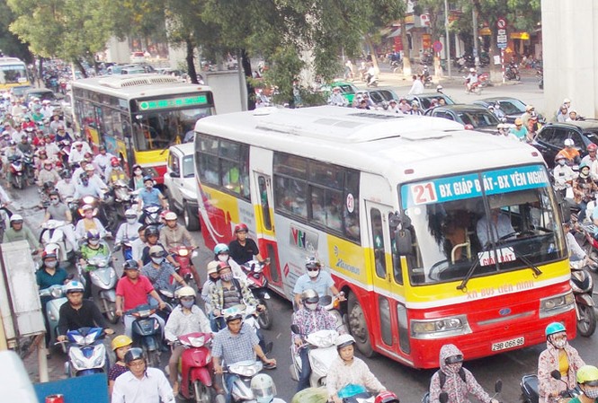 Vì sao khách đi xe buýt ở Hà Nội ngày càng sụt giảm? Nếu chỉ phát triển buýt nhưng không quan tâm đến hạ tầng, buýt sẽ không còn đường mà chạy. Ảnh: Anh Trọng.
