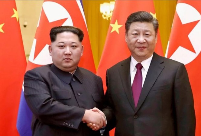 Ông Kim Jong-un lại thăm Trung Quốc Nhà lãnh đạo Triều Tiên Kim Jong-un gặp gỡ Chủ tịch Tập Cận Bình hồi tháng 5 trước thềm hội nghị thượng đỉnh Mỹ- Triều. Ảnh: The New York Times.