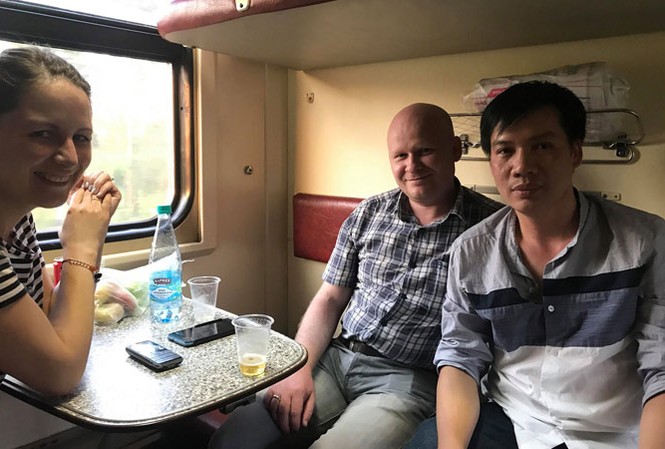 Thư World Cup: Nước Nga không chỉ có búp bê Matrioska Tác giả và vợ chồng Timur-Sofia trên hành trình từ Moscow tới Kazan.