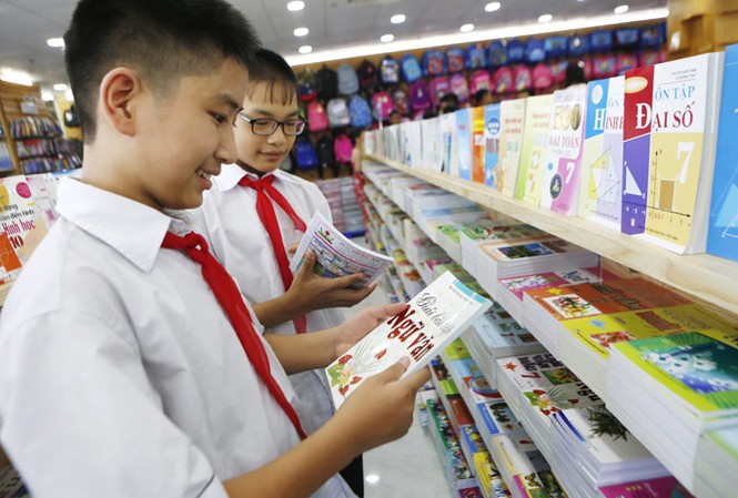 Đẩy mạnh đổi mới chương trình, sách giáo khoa Học sinh lựa chọn sách giải bài tập Ngữ văn tại nhà sách Tiền Phong. Ảnh: Như Ý.