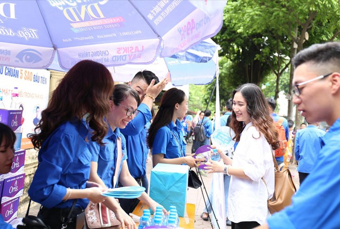 Đồng hành cùng thí sinh Các tình nguyện viên đang hỗ trợ người nhà thí sinh. Ảnh: Bảo Anh.