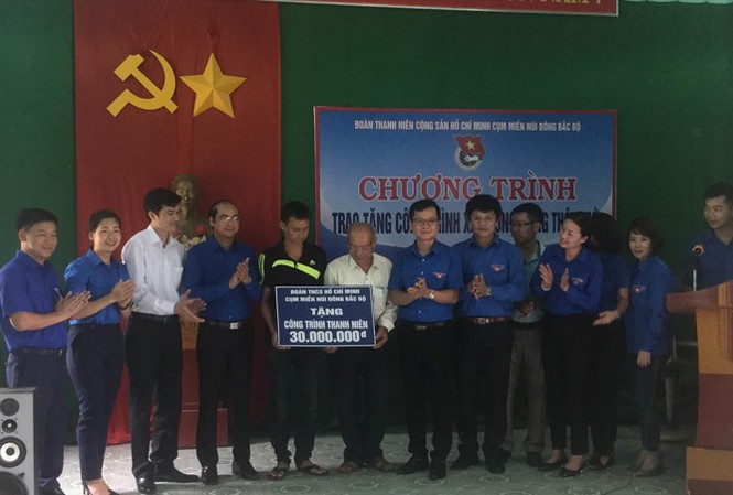 Thanh niên khởi nghiệp gắn với các mô hình địa phương Tặng công trình thanh niên cho xã Sơn Hà. Ảnh: Duy Chiến.