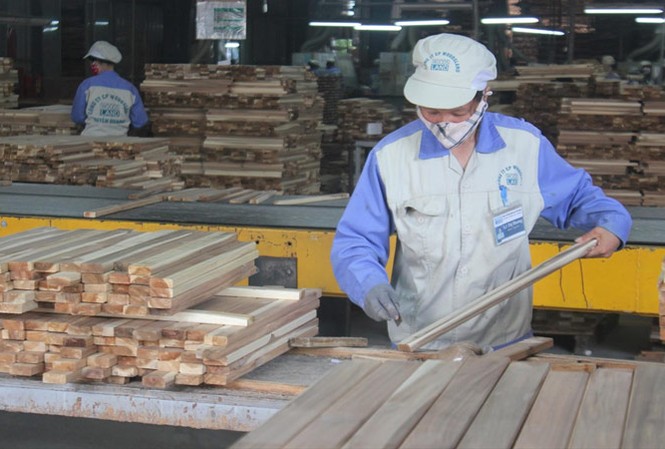 Việt Nam phải tránh những bất ổn kinh tế vĩ mô Ngành gỗ Việt Nam lo ngại, các DN Trung Quốc sẽ chuyển qua đầu tư ở Việt Nam dưới dạng FDI, để lấy nguồn gốc ở Việt Nam xuất đi Mỹ. Ảnh: Bình Phương.