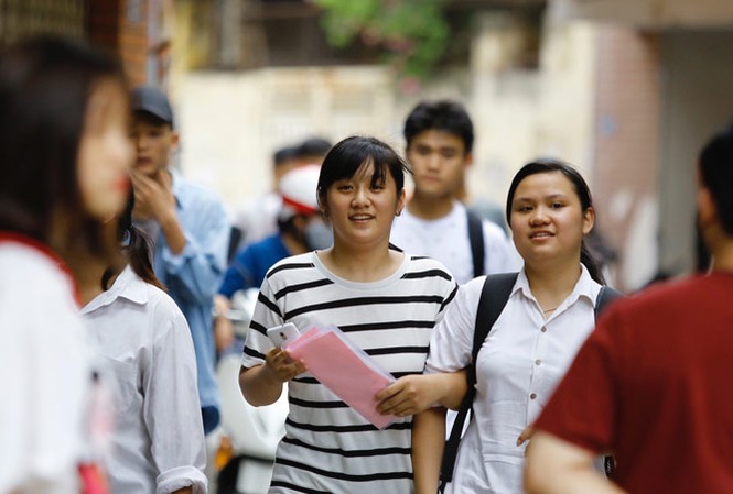 Nghiêm túc nhưng không căng thẳng Thí sinh làm thủ tục dự thi THPT quốc gia 2018 tại trường THPT Phú Xuyên, Hà Nội.