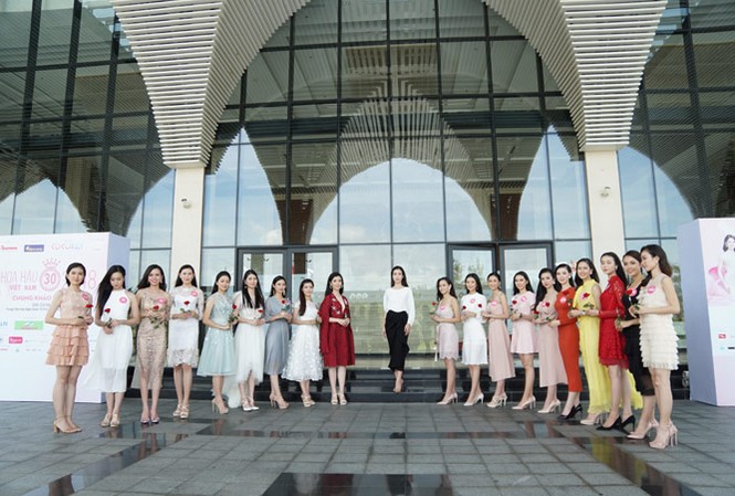 Hoa hậu Việt Nam 2018 và hành trình nối dài yêu thương Hoa hậu Việt Nam năm 2016 Đỗ Mỹ Linh dẫn dắt chương trình bốc thăm dự án Nhân ái của top 19 thí sinh phía Nam lọt Chung kết Hoa hậu Việt Nam năm 2018.