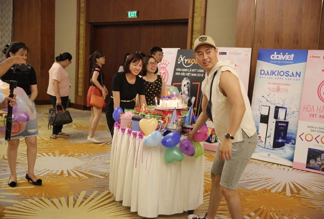 Chuyện giờ mới kể Đẩy bàn bánh sinh nhật đến chúc mừng thí sinh. Ảnh: Hồng Vĩnh.