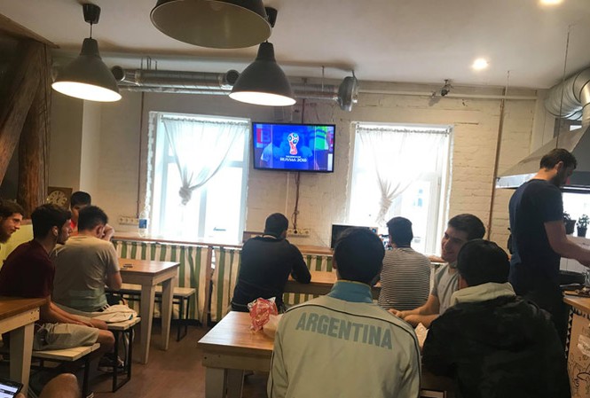 Ký sự World Cup: Những anh chàng “ham chơi” Argentina đổ bộ về Saint Petersburg trước trận đấu quyết định gặp Nigeria. Ảnh N.P.