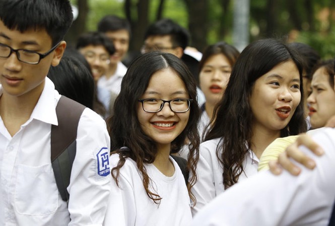 Đề thi môn Ngữ văn: Trách nhiệm thế hệ trẻ với đất nước Thí sinh vui vẻ sau khi thi xong môn Ngữ văn vào sáng 25/6 tại trường THPT Chu Văn An, Hà Nội. Ảnh: Như Ý.