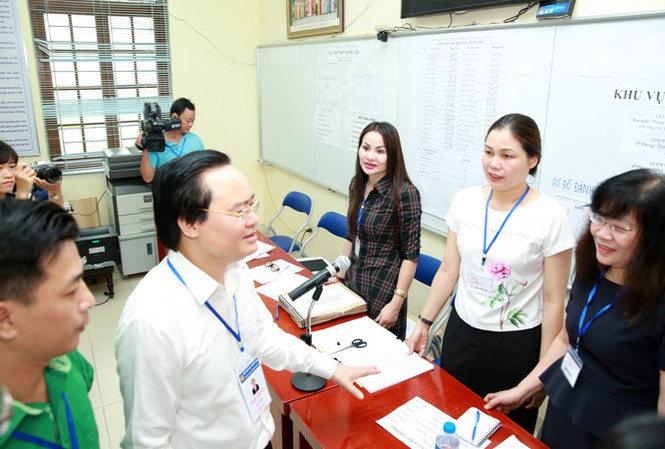Chống gian lận từ những chi tiết nhỏ Bộ trưởng Phùng Xuân Nhạ trò chuyện với cán bộ, giáo viên làm công tác coi thi, phục vụ thi tại điểm thi THPT Yên Viên - Gia Lâm, Hà Nội. Ảnh: Như Ý.