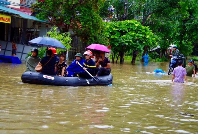 Gồng mình khắc phục hậu quả lũ quét Các lực lượng tỉnh Hà Giang phải dùng xuồng chuyên dụng đưa đón học sinh đến điểm thi THPT hôm qua.