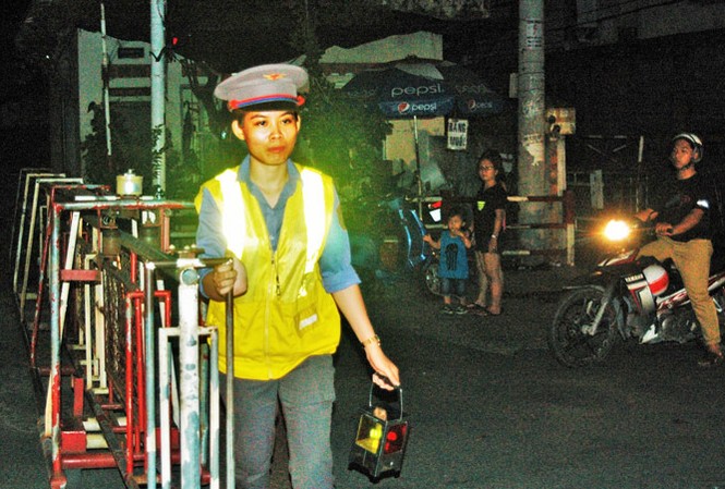 Phận gác chắn Đoan cho biết cô thức trắng 10-15 đêm mỗi tháng để đẩy chắn tàu. Ảnh: Trần Nguyễn Anh.