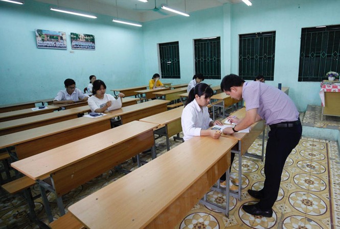 Khó, dễ đề thi THPT quốc gia: Giai đoạn 'quá độ' thi cử của Việt Nam Điểm thi THPT Hoài Đức A (Hà Nội) chỉ có 6 thí sinh dự thi bài thi tổ hợp KHTN. Ảnh: Nguyễn Hà.