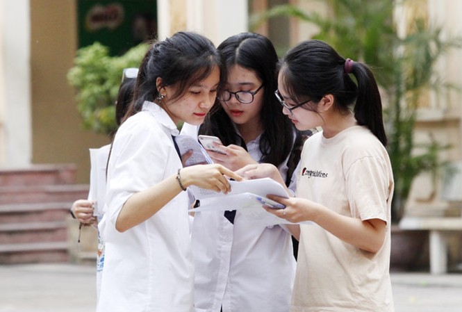 Đề Văn mở, đáp án cũng cần mở Thí sinh trao đổi sau khi thi tốt nghiệp THPT Quốc gia 2018 tại điểm thi Trường THCS Nguyễn Du, Hà Nội. Ảnh: Như Ý.