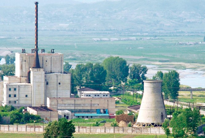 Nghi ngờ Triều Tiên nâng cấp lò phản ứng hạt nhân Cơ sở hạt nhân Yongbyon của CHDCND Triều Tiên ở thời điểm 2008, trước khi một tháp làm mát bị phá bỏ. Các công việc xây dựng vẫn tiếp diễn tại đây sau cuộc gặp thượng đỉnh Mỹ-Triều. Ảnh: KYODO/REUTERS.