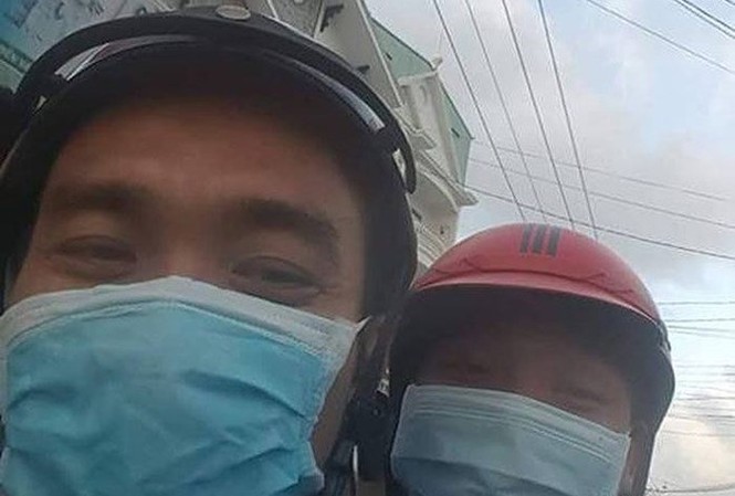 Bí thư đoàn cứu nguy sĩ tử sát giờ thi Anh Lâm Thế Phong chở thí sinh đến điểm thi. Ảnh: Nguyễn Khánh.