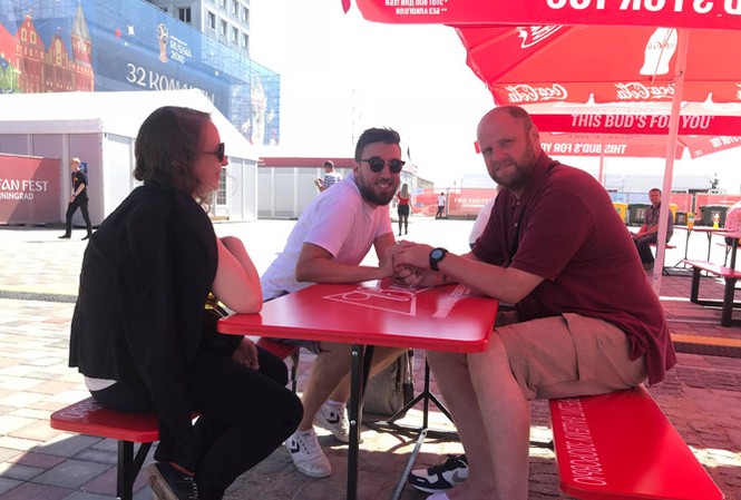 CĐV Anh làm nóng Kaliningrad Lenny (bên phải), CĐV tuyển Anh, cùng các bạn tán gẫu tại khu Fanfest tại Kaliningrad. Ảnh: N.P.
