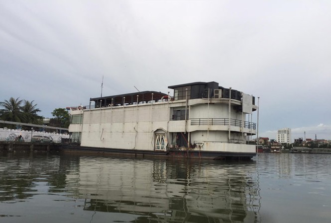 'Nghĩa địa' tàu thuyền tại hồ Tây Nhà hàng nổi xuống cấp, hoen gỉ trên mặt hồ Tây.