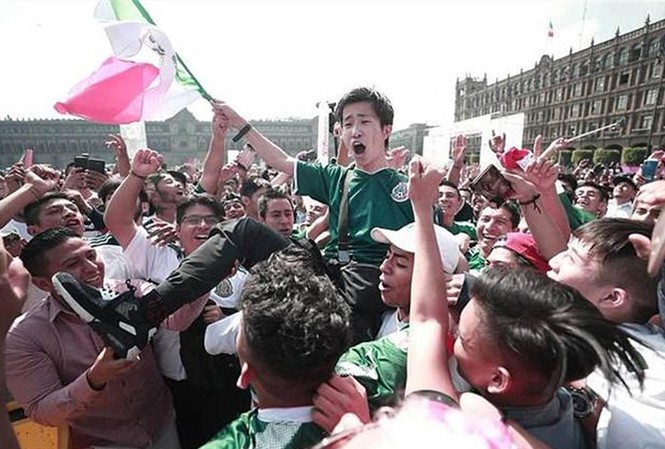 CĐV Mexico mở tiệc ăn mừng Hàn Quốc tiễn Đức về nước CĐV Mexico ăn mừng.