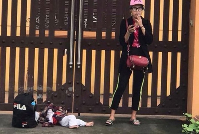 Vụ 'hot girl Bella' ngược đãi con: Cục Trẻ em nói 'đứa trẻ an toàn' Một trong số ảnh bé Đoàn Thiên Hoàng Peter được đưa lên mạng. Trong ảnh cháu đang vạ vật bên người mẹ phì phèo điếu thuốc.