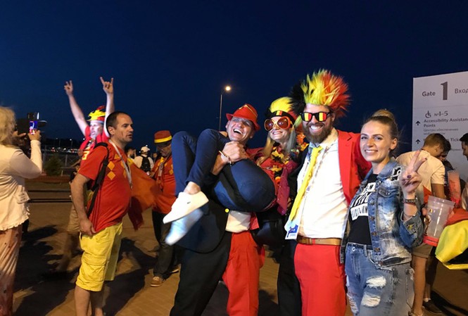 Ký sự World Cup 2018: Ăn nhầm 'bữa cơm nguội' Anh, Bỉ CĐV Bỉ ăn mừng sau trận thắng Anh. Ảnh: N.P