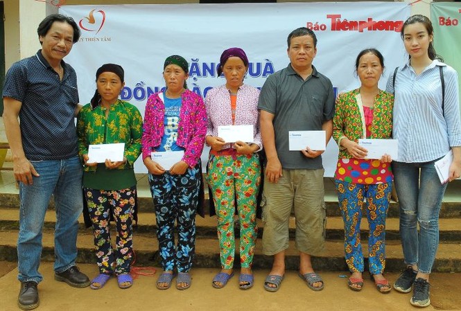 BTC Hoa Hậu Việt Nam và Quỹ Thiện Tâm tiếp sức đồng bào vùng lũ Nhà báo Lê Minh Toản và Hoa hậu Đỗ Mỹ Linh trao hỗ trợ của Quỹ Thiện Tâm tới đồng bào bị thiệt hại do mưa lũ.