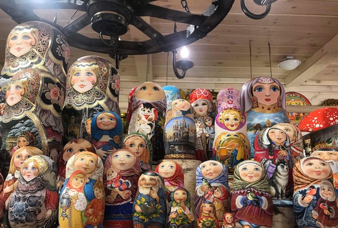 Vì sao người Nga yêu quý búp bê Matryoshka? Bộ búp bê hình ông già ở hàng dưới gồm 5 con có giá 22.000 rúp (khoảng 8 triệu đồng). Ảnh: N.P