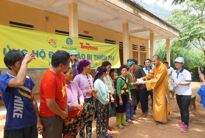 Tấm lòng muôn phương hướng về vùng lũ Hà Giang Đoàn tặng quà cho các hộ dân thiệt hại nặng nhất tại xã Lũng Tám, huyện Quản Bạ. Ảnh: Sỹ Lực.