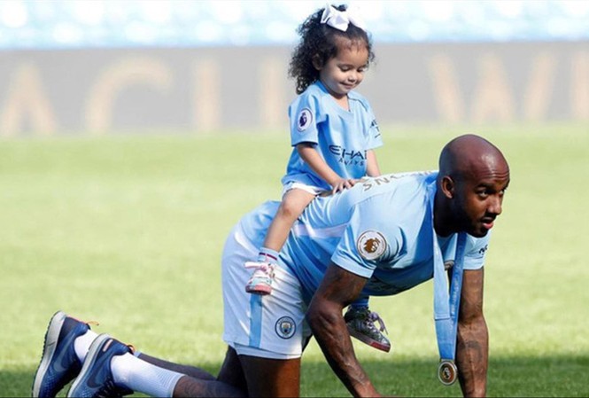 Tuyển thủ Anh rời World Cup về nhà “hộ đê” Fabian Delph cùng con gái.