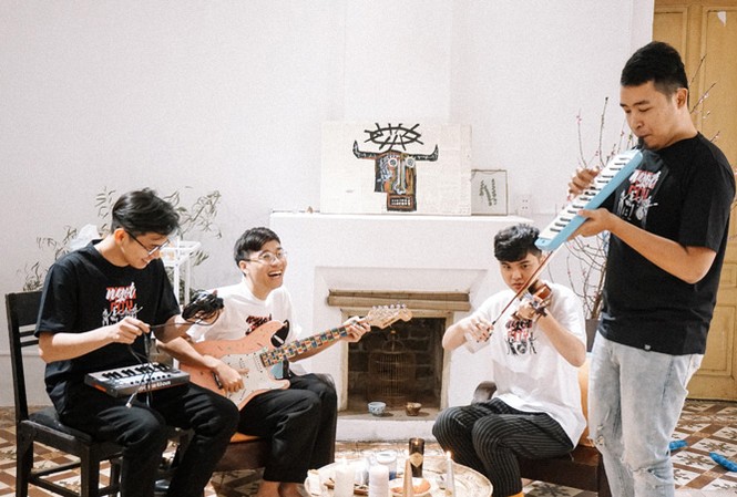 Ngọt - những 'chú cá' bơi ngược Là một ban nhạc indie, các thành viên của Ngọt đều tự kiêm nhiệm nhiều vai trò trong nhóm.