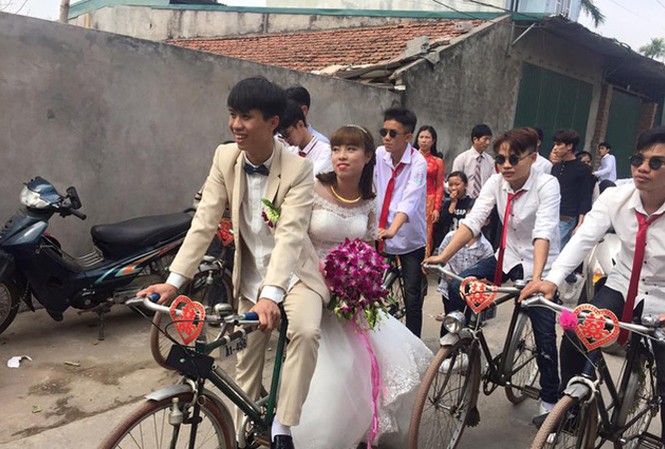 Độc, lạ 1001 kiểu cầu hôn ... ồn ào Rước dâu bằng xe đạp.