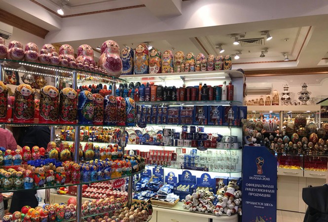 World Cup 'Made in China' Những “cô” búp bê Matryoshka vốn là biểu tượng văn hóa của người Nga cũng được sản xuất thô hàng loạt tại Trung Quốc và người Nga chỉ làm công đoạn vẽ hình. Chỉ số ít do chính các nghệ nhân Nga làm toàn bộ và có giá rất đắt. Ảnh: N.P