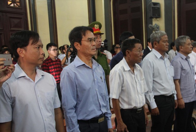 Nguyên phó Thống đốc Ðặng Thanh Bình lãnh 3 năm tù giam Các bị cáo tại tòa chiều 2/7.