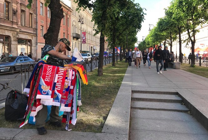 Tuyển Nga thắng trận, ông Putin 'đắt hàng' Một người bán hàng rong trên đường phố Moscow. Do quy định, người bán hàng rong trên phố thường không đủ điều kiện để được kinh doanh những sản phẩm có nhãn mác hoặc hình ảnh World cup 2018. Ảnh N.P.