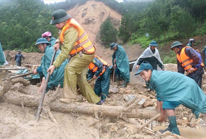 Sát cánh cùng dân sau trận lũ lịch sử Cán bộ, chiến sĩ Quân khu 2 tích cực giúp đỡ đồng bào vùng lũ Lai Châu khắc phục hậu quả thiên tai, tìm kiếm cứu nạn. Ảnh: Hồng Sáng.