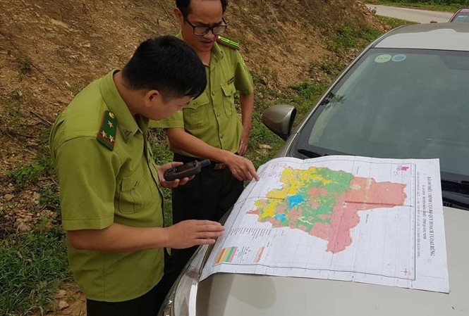 Vụ tàn phá rừng phòng hộ: Giám đốc Cty Lâm nghiệp nhận sai Sau khi Tiền Phong phản ánh, phía hạt kiểm lâm Ðông Triều dùng máy định vị để xác định lại diện tích rừng phòng hộ bị tàn phá.