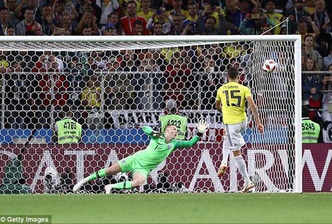Sút hỏng penalty: bị dọa giết Mateus Uribe sút không thành công trong loạt sút luân lưu trận Colombia thua tuyển Anh.