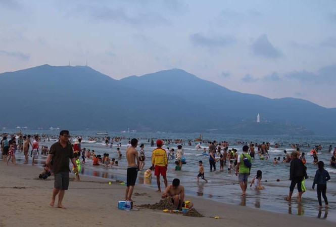 Nhiều người tắm biển Đà Nẵng bị ngứa: Xét nghiệm nước biển Tại bãi biển Mỹ Khê, quận Sơn Trà (TP Ðà Nẵng). Ảnh: Thanh Trần.
