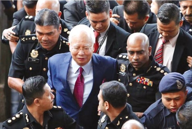 Xét xử cựu Thủ tướng Malaysia Cựu Thủ tướng Najib Razak rời tòa trước sự bao vây của báo chí. Ảnh: Straits Times.