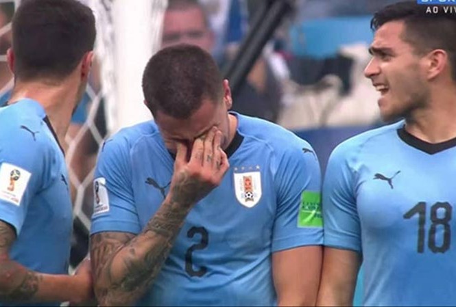 Sạch bóng Nam Mỹ ở bán kết World Cup: Lời nguyền lục địa già Cầu thủ Uruguay khóc khi bị loại.