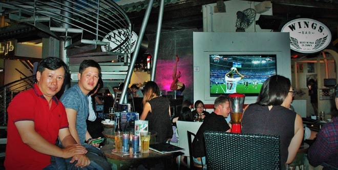 Xem World Cup kiểu Sing Tác giả (trái) tại bến Clarke. Ảnh: Trần Nguyễn Anh.