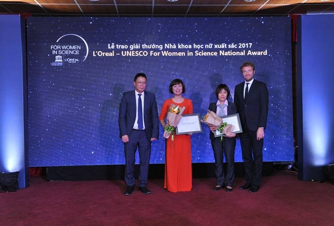 Người tạo ra trend sống xanh mới nhất Tiến sĩ Dung nhận giải thưởng Nhà khoa học nữ xuất sắc 2017.