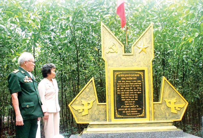 Bông cúc trắng giữa rừng Quế Sơn Cùng chồng là Ðại tá Vũ Ðình Nã (nguyên Sư trưởng Sư đoàn 2, Quân khu 5) về thăm lại chiến trường xưa.