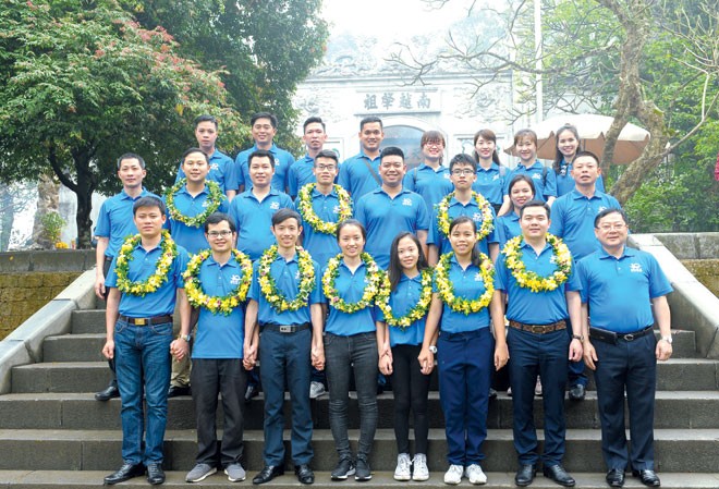 'Cú hích' nào cho thanh niên ngày nay? Các gương mặt trẻ Việt Nam tiêu biểu 2017 (đeo hoa) là những đại diện cho khát vọng, hoài bão lớn của thế hệ trẻ hiện nay. Ảnh: Xuân Tùng